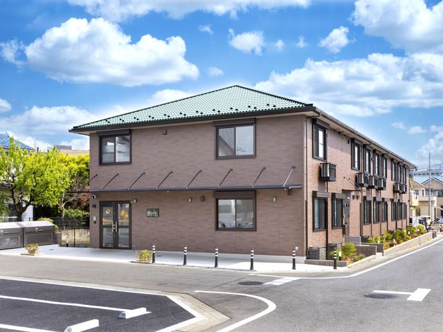 和風外観の建物 外は緑に囲まれた清潔感溢れる建物で、安らぎと活気が感じられます。施設周辺も整備されており、快適な勤務環境が期待できそうです。