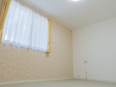 居室の壁と窓