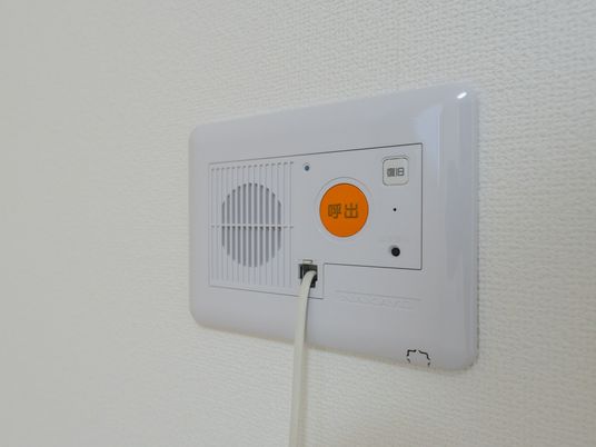 白壁に取り付けられた呼出機