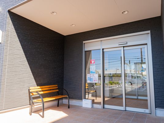 入口前のベンチとドア