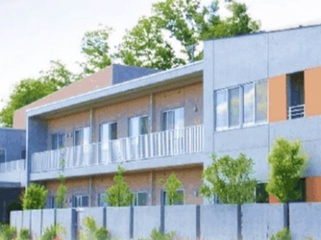 緑豊かな外観 外観 緑に囲まれた建物は、自然と調和した落ち着いた雰囲気を提供します。