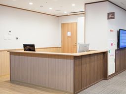 明るいエントランスの受付