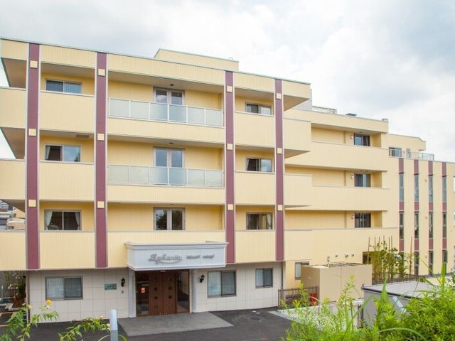清潔感のある建物の外観 外観 清潔感溢れる外観の当施設は、訪れる皆さんを温かく迎え入れます。新しい職場として、心機一転のスタートにふさわしい環境です。