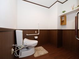 手すり付きトイレ空間
