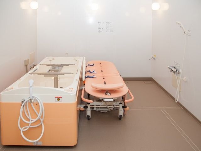 清潔な浴室設備 機械浴 ゆったりとしたスペースの浴室です。身体のケアに配慮した機能性を備えており、利用者の方々の快適さをサポートします。