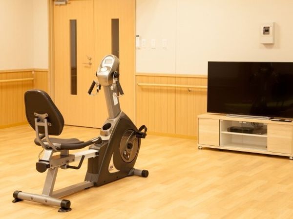リハビリ用自転車とテレビ