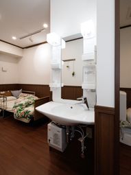 洗面台とベッドの居室