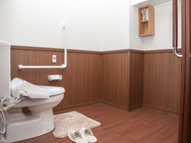 バリアフリートイレの空間 トイレ 手すり付きで安全性を考慮したトイレ空間です。ゆったりとしたレイアウトで快適な使用が期待できます。