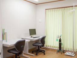 明るい居室の作業スペース