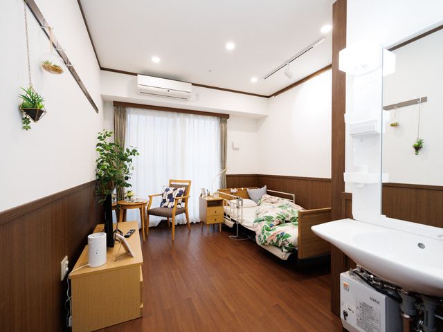 居室のインテリアと設備 居室 快適な居心地を考えた居室です。緑の植物や温かみのある家具が、穏やかな時間を過ごせる空間を演出しています。