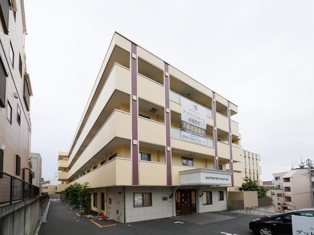 明るい建物の外観 外観 利便性を備えたモダンな建物です。交通アクセスが良く、日々の通勤に最適な立地条件を有しています。