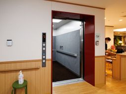 エレベーター前の廊下