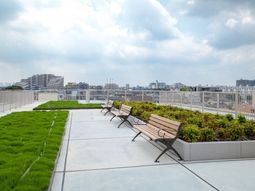 都市の景色が見える屋上