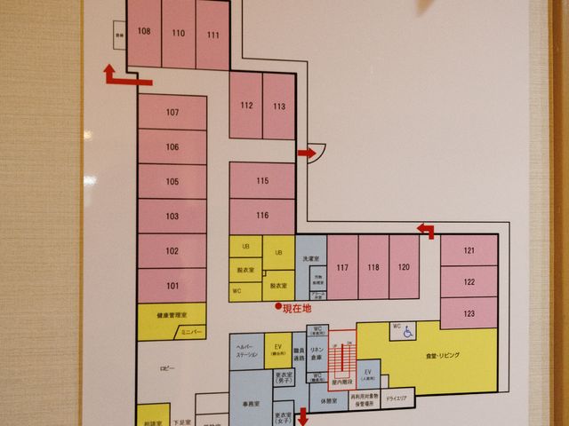 施設の配置図掲示 展示物 緻密な配置図には、職員や訪問者の移動を円滑にします。明瞭なレイアウトが業務効率を高める環境を提供します。