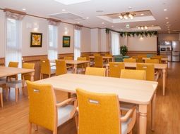 明るい食堂の様子