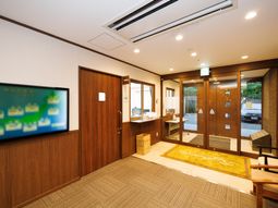 木目調の明るい玄関ホール