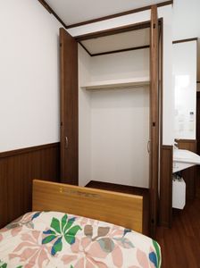整然とした洋室のクローゼット
