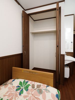 整然とした洋室のクローゼット
