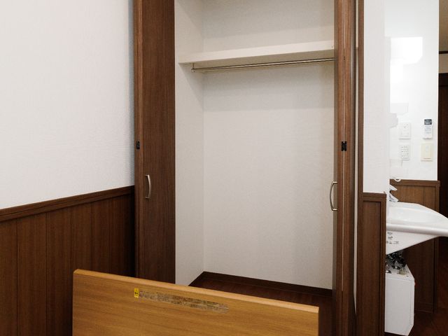 整然とした洋室のクローゼット 居室 すっきりとしたデザインの個室には、収納便利なクローゼットが完備。快適な生活空間をご提供しています。