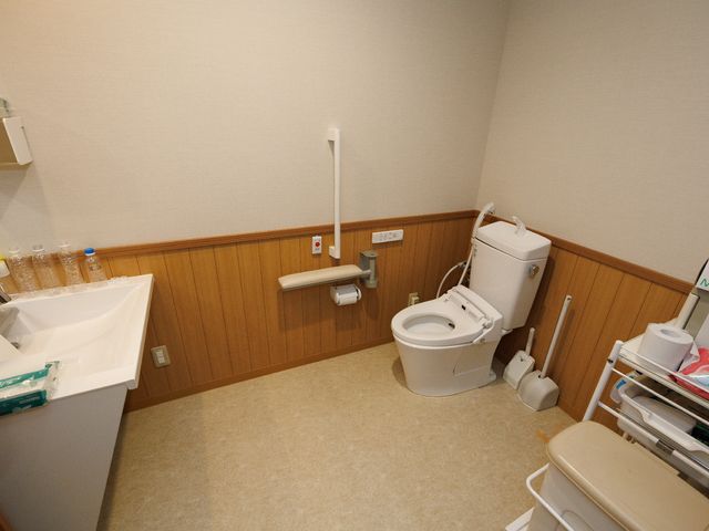 バリアフリートイレ空間 トイレ 安全を考えたバリアフリー設計のトイレです。手すりや広々とした空間で、心地よい日々をサポートします。
