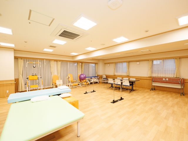 広々とした明るい機能訓練室 共有スペース 広々とした空間で日々の健康維持に役立つ設備が整えられており、心地よいトレーニングを実施できます。
