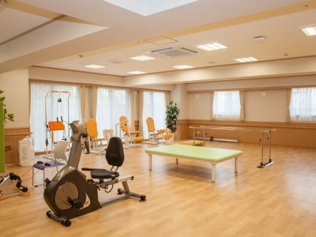 明るいリハビリテーションルーム リハビリ室 広々とした機能訓練室です。幅広い器具を完備し、利用者の健康維持をサポートします。