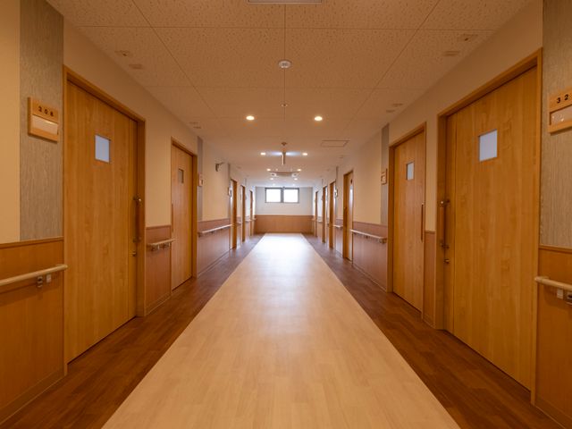 廊下の明るい見通し 廊下 ゆったりした通路が確保された明るく清潔な廊下です。安心してご利用者様の移動が行える設計になっております。