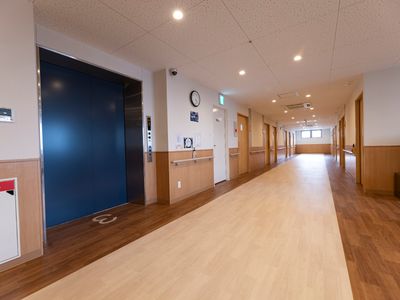 広々とした廊下の様子