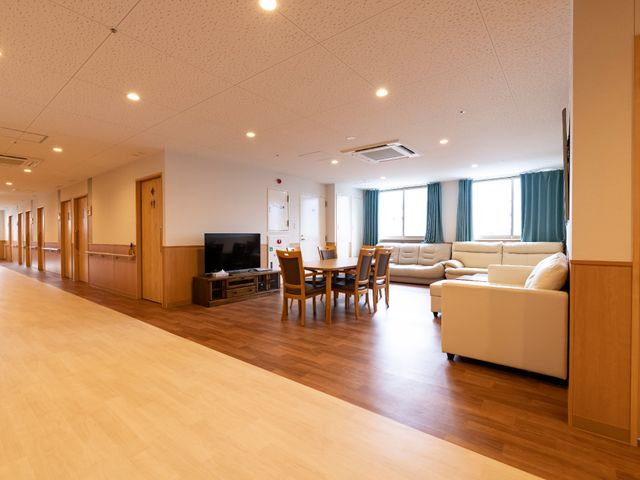 共有スペースの内観 共有スペースB ゆったりとしたソファが配置された共有スペースです。落ち着いた風合いで、共に時を過ごす場として設計されています。