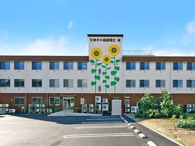 明るい外観の施設入口