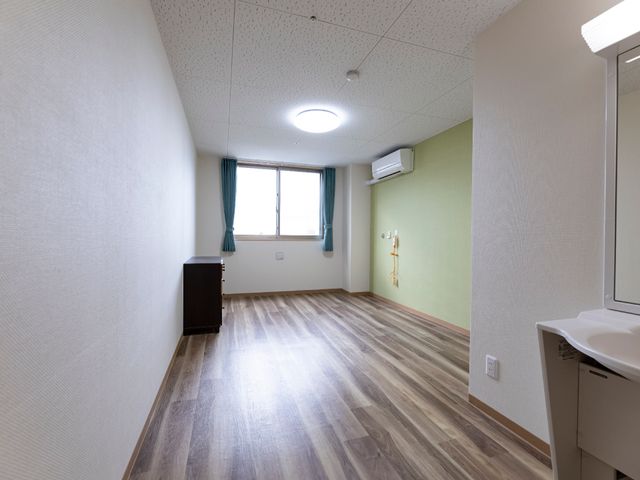 清潔感のある居室 居室 窓から光が差し込む落ち着いた色合いの居室です。広々とした空間で快適な生活が送れます。