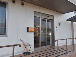 手すり付き玄関口