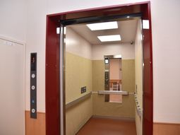 赤い扉のあるエレベーター