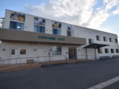 広々とした建物正面