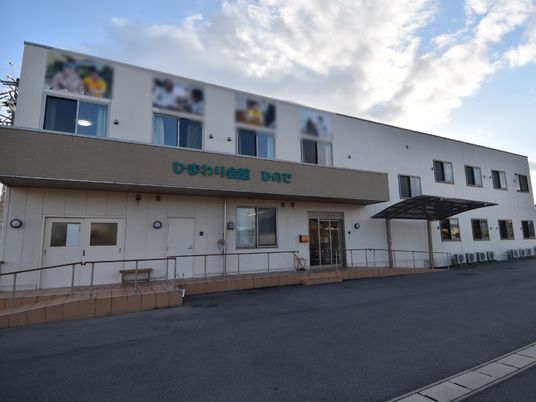 広々とした建物正面