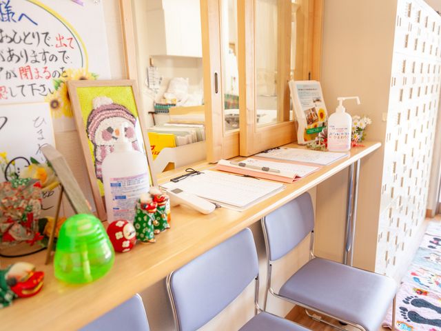 穏やかな雰囲気のフロント フロント 清潔感のある受付スペースです。椅子に座って、手続きなどを行っていただけます。