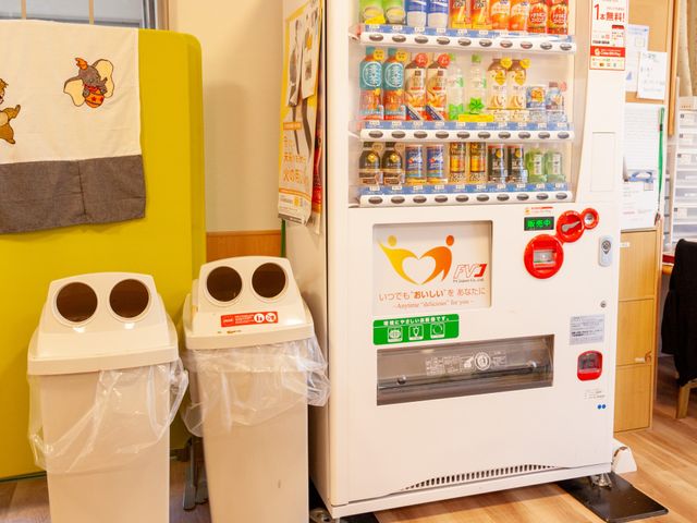 快適なラウンジコーナー ラウンジ イスと自動販売機が設置されたリラックスできるコーナーです。休憩時に便利な飲み物もご自由にお選びいただけます。