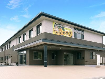 閑静な外観の建物エントランス