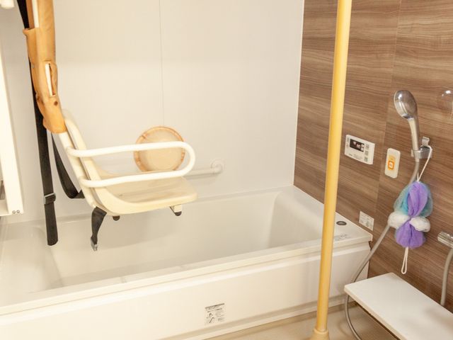 ゆったりとした浴室 浴室 安全な入浴を支える浴室です。手すり付きで立ち座りも安心していただけます。