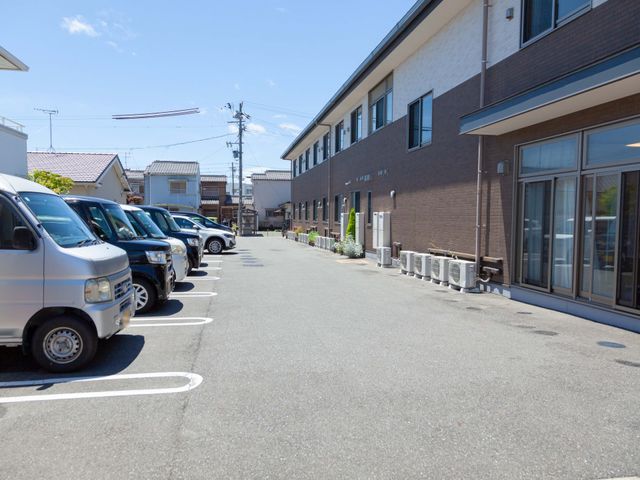 ゆったりとした外観 外観 ゆとりある駐車スペースを確保し、利用者様の来訪を歓迎する外観です。明るく開放的な雰囲気でお出迎えいたします。