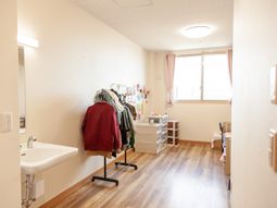 明るい個室の居室