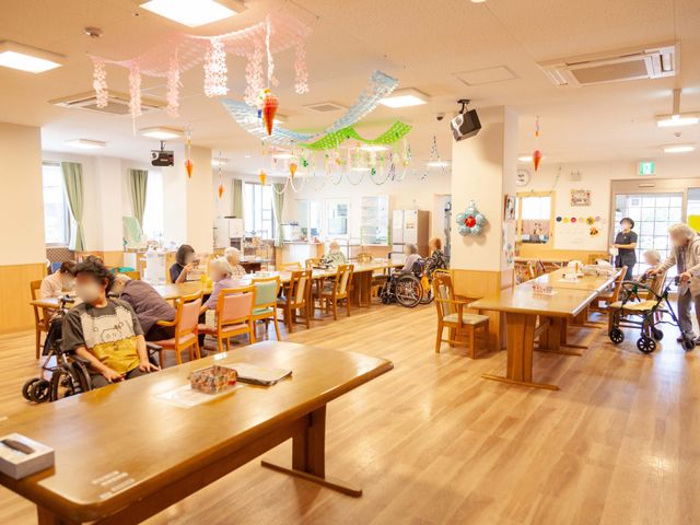 共用エリアの様子 ダイニングルーム 明るく広々としたダイニングで、利用者の方々が食事やコミュニケーションを楽しんでいます。