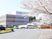 桜に囲まれた施設外観  