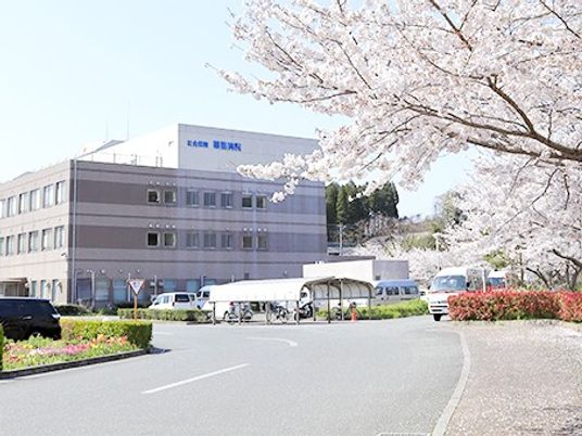 桜に囲まれた施設外観  