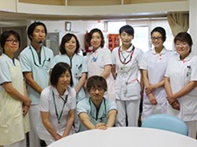 笑顔のスタッフが並ぶエントランス スタッフイメージ スタッフが笑顔で並んでいる姿は、温かく親しみやすい雰囲気を感じさせます。元気な職場環境が魅力です。