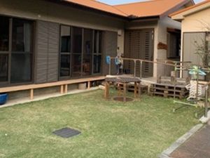 中庭の芝生とデッキ  