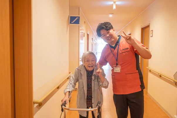 笑顔のスタッフと利用者廊下で