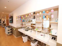 カラフルな装飾の洗面スペース