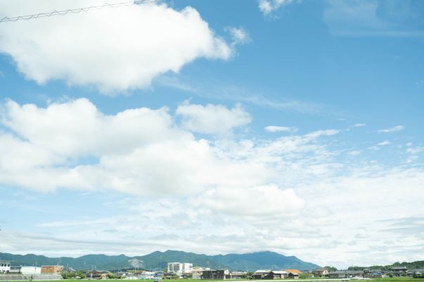 青空と山並みの風景