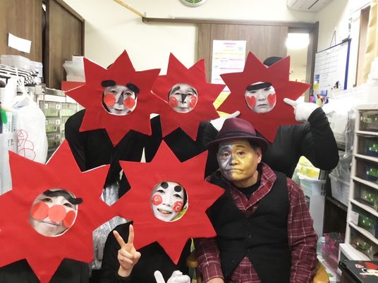 お祭りの仮装をした人々